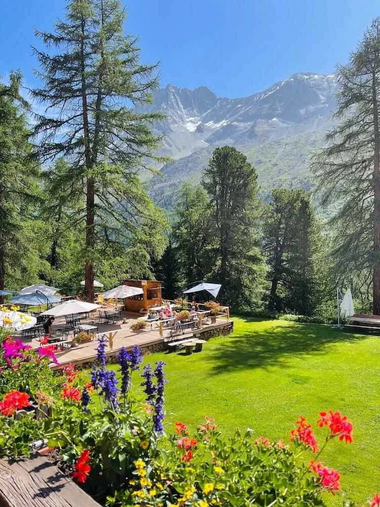 Mariage en altitude Valais — terrasse Grand Hôtel & Kurhaus Arolla, vue Mont-Collon
