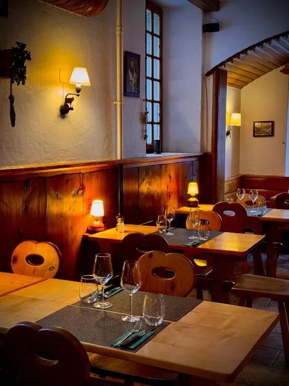 Salle du Carnotzet — vins valaisans et feu de cheminée, Arolla