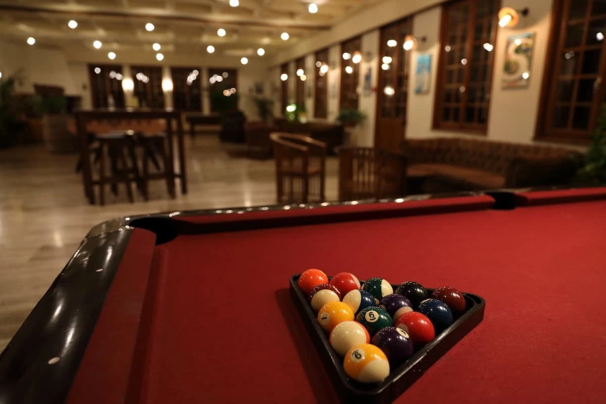 Baker's Pub — billard et ambiance montagne