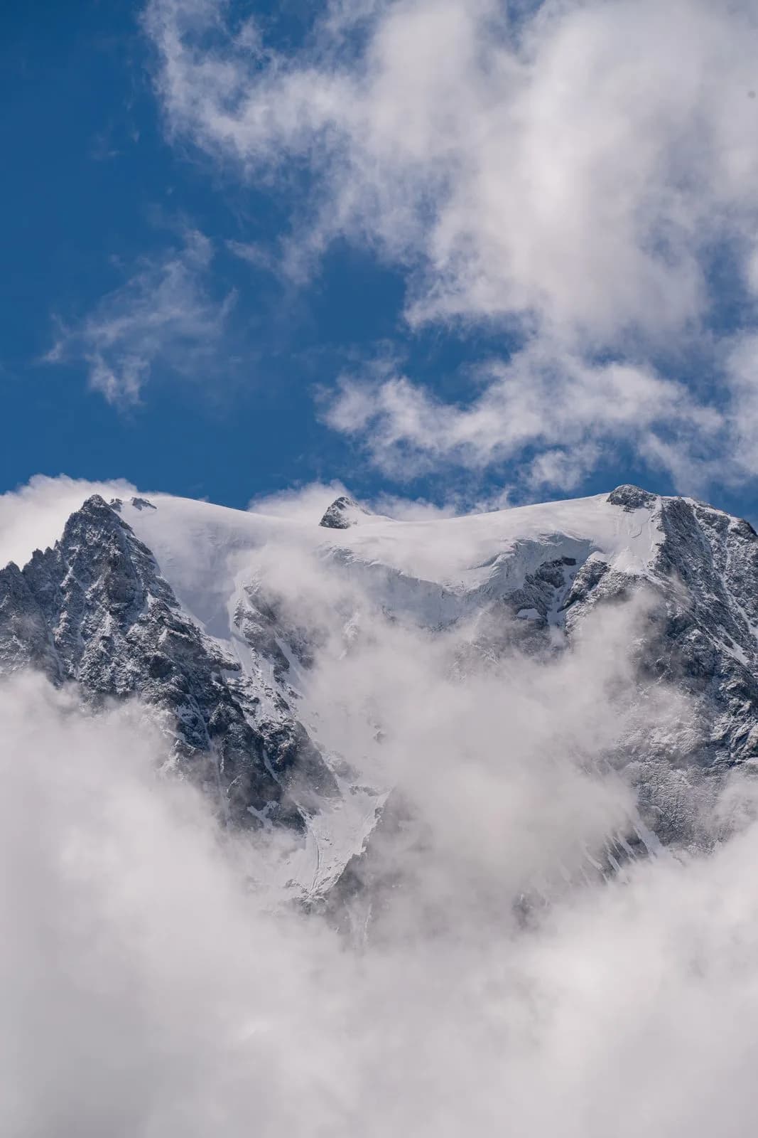 Pigne d'Arolla enneigé (3 796 m), sommet du cirque d'Arolla