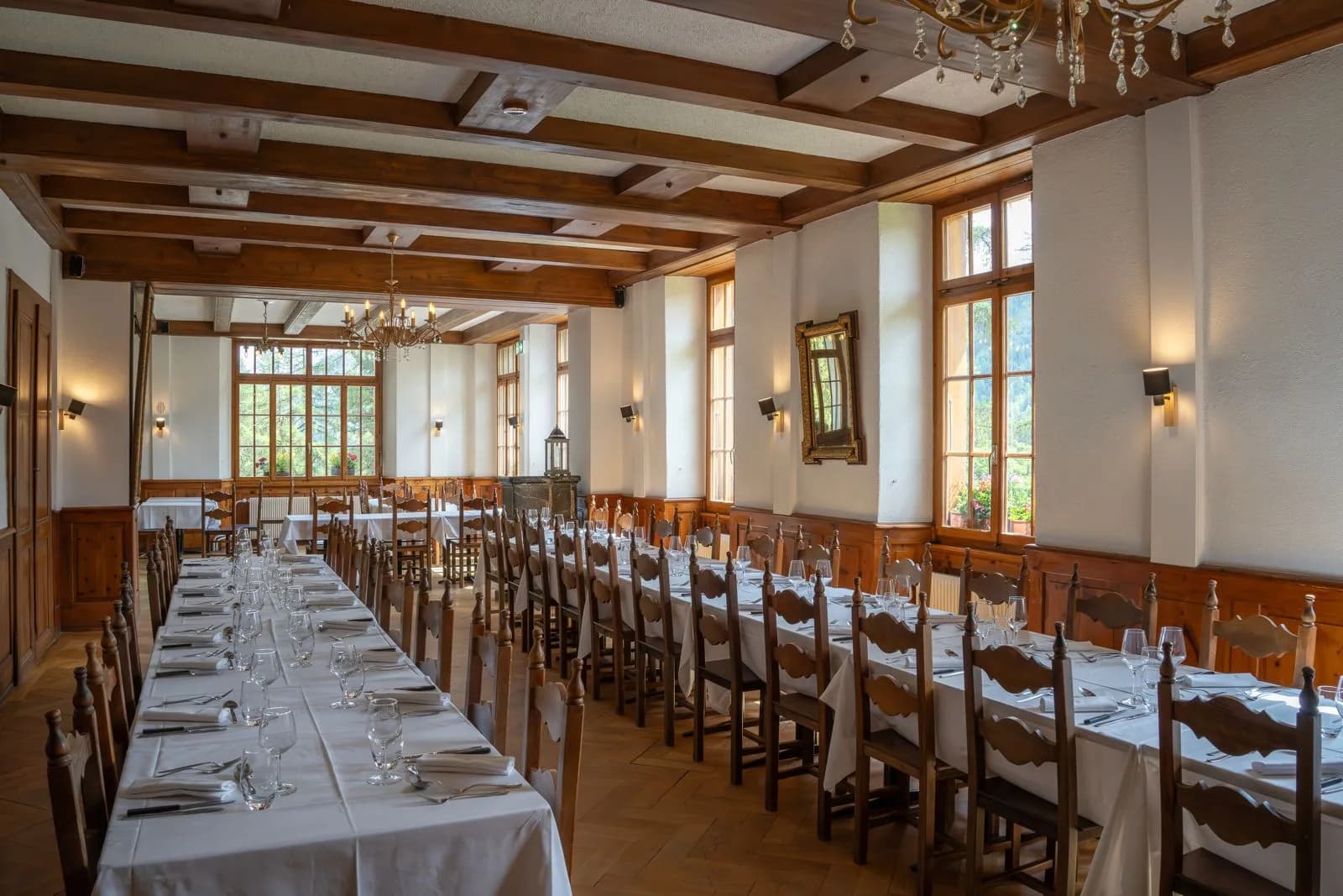 La salle historique de L'Honorine dressée pour le service — Grand Hôtel & Kurhaus Arolla, gastronomie alpine