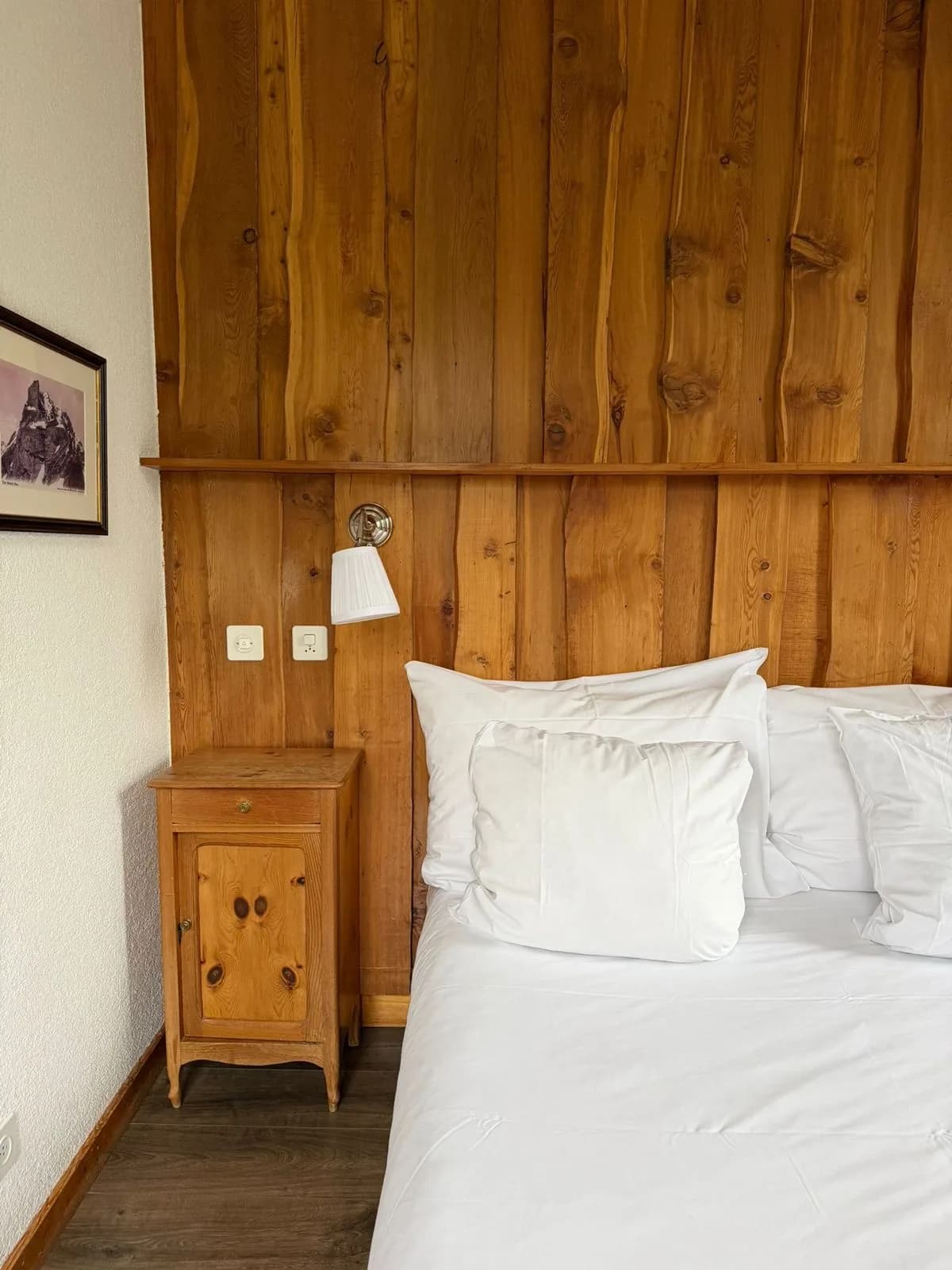 Chambre habillée de bois d'arolle, détail du lit et des boiseries — Grand Hôtel & Kurhaus Arolla