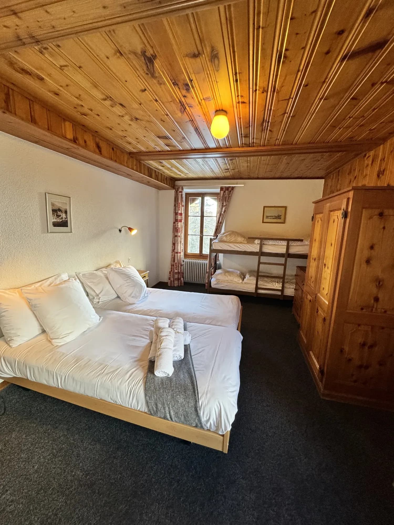 Chambre familiale avec lit double et lits superposés — Grand Hôtel & Kurhaus Arolla