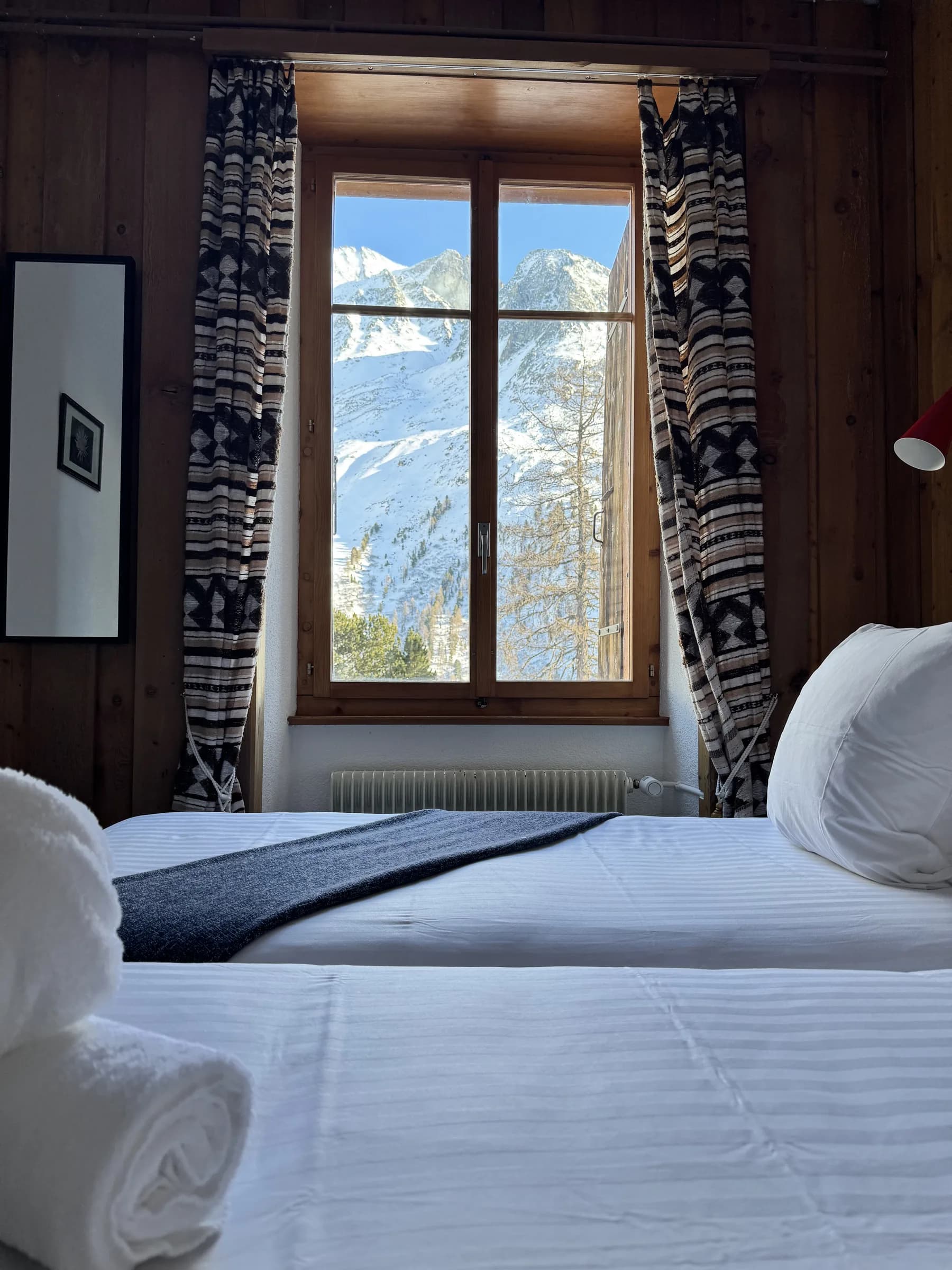 Chambre avec vue sur les sommets enneigés du Mont-Collon — Grand Hôtel & Kurhaus Arolla, 2 070 m