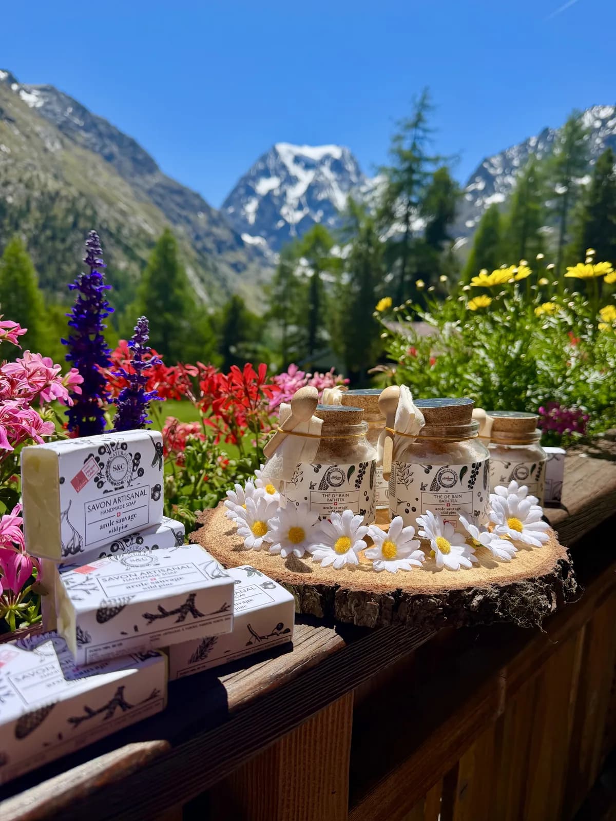 Savons artisanaux et thé de bain au pin arolle face aux sommets — Grand Hôtel & Kurhaus Arolla