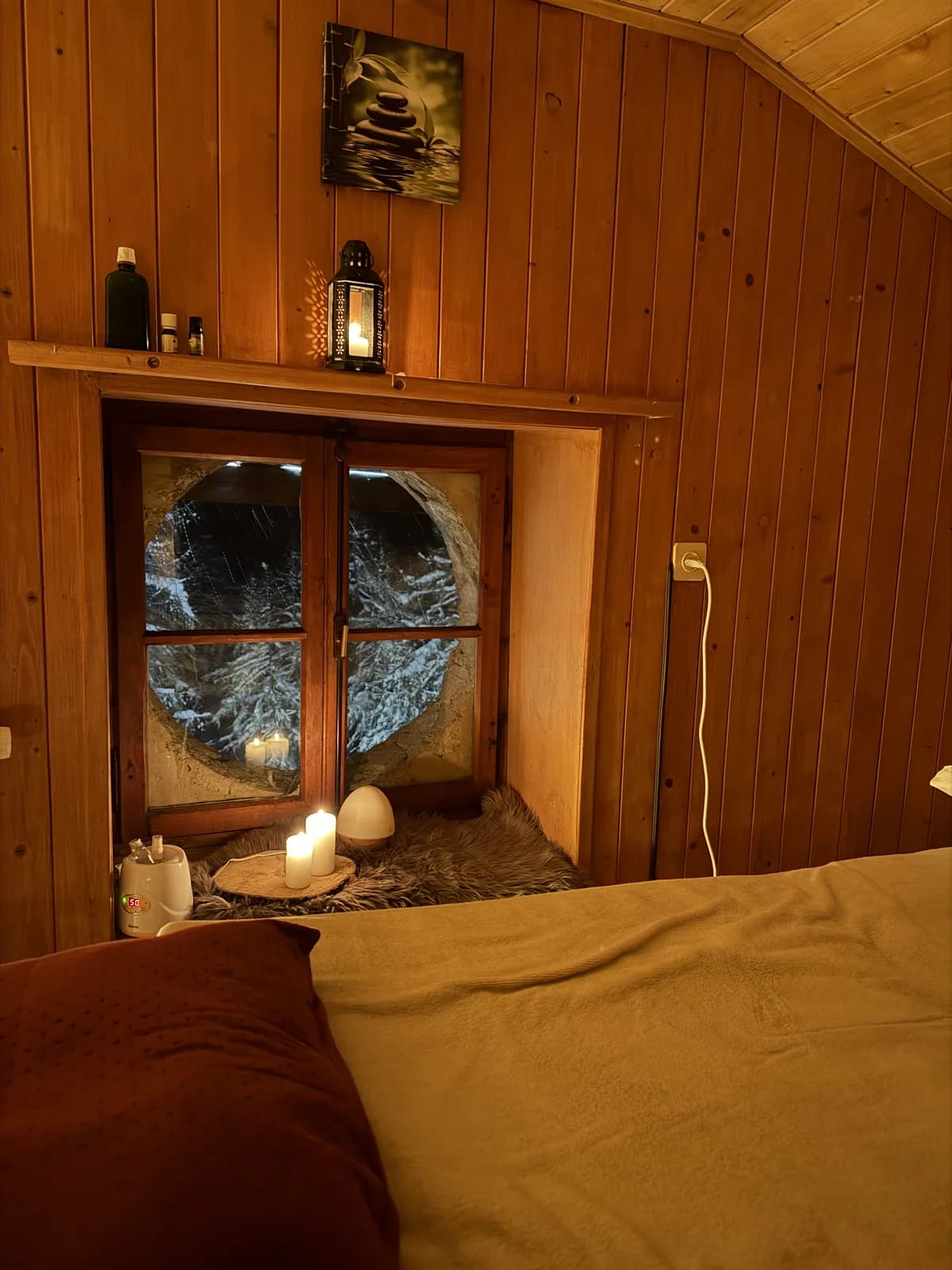 Salle de massage à la lumière des bougies, fenêtre ronde sur la montagne — Grand Hôtel & Kurhaus Arolla
