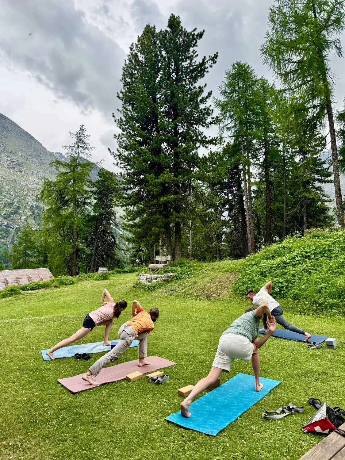 Cours de yoga en plein air sur la pelouse face aux sommets — Grand Hôtel & Kurhaus Arolla, 2 070 m